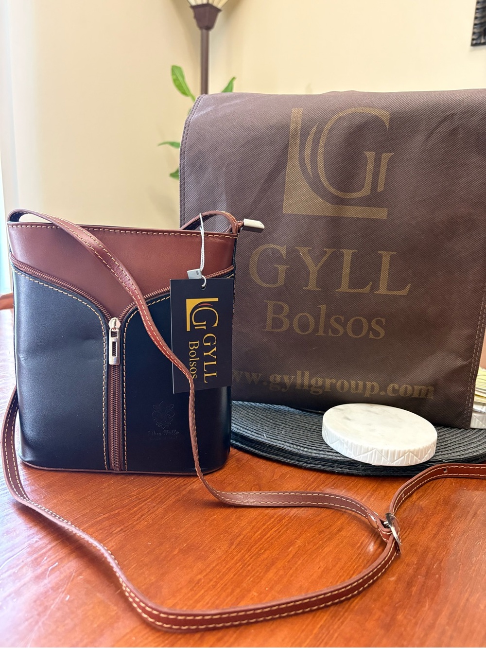 GYLL Bolso Crossbody Bag in Black and Brown Leather Trim